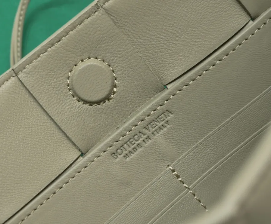 Batch 1260 #BV 2023 Cassette rope armpit bag is here🎈Simple, versatile and versatile formula bag made of intreccio woven cow leather. The square bag shape is wear-resistant and durable. Minimalism and commuting really complement each other. There are 4 card slots inside and thoughtful design✔️ Magnetic buckle closure to better protect privacy [Happy] When you are worried about matching, it is a bag that can be taken out with just one lift~ Dimensions: 22.5x13.5x4.5, Model: 7741